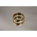 A HALLMARKED 9 CARAT GOLD WEDDING BAND