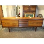 A RETRO TEAK AND ROSEWOOD MID 20TH CENTURY SIDEBOARD H-76 W-209 D-46 CM