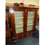 A REPRODUCTION MAHOGANY GLAZED BOOKCASE WITH DRAWERS BELOW H-131 W-102 CM