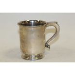 A SMALL HALLMARKED SILVER TANKARD - BIRMINGHAM 1929, of simple form, vacant of engraving, h 9 cm