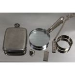 A BAG OF SILVER AND WHITE METAL COLLECTABLES TO INCLUDE AN INGOT ON CHAIN, SILVER HANDLED MAGNIFYING