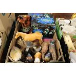 A TRAY OF ANIMAL FIGURES TO INCLUDE A BESWICK PALOMINO HORSE S/D