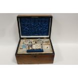A VINTAGE MAHOGANY JEWELLERY BOX AND CONTENTS TO INCLUDE VINTAGE BROOCHES