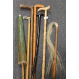 A COLLECTION OF VINTAGE WALKING STICKS TO INCLUDE A METAL HORSE TOPPED EXAMPLE