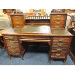 AN ANTIQUE MAHOGANY AND LEATHER TOPPED DICKENS DESK H-122 W-152 D-69 CM