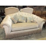 A MODERN UPHOLSTERED CHESTERFIELD STYLE SETTEE W-160 CM