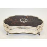 A GEORGIAN HALLMARKED SILVER SHAPED JEWELLERY BOX - BIRMINGHAM 1919, raised on four outswept feet,