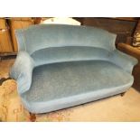 AN EDWARDIAN UPHOLSTERED SCROLL ARM SETTEE W-131 CM