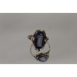 A HALLMARKED 9 CARAT GOLD AND WEDGWOOD JASPERWARE DRESS RING