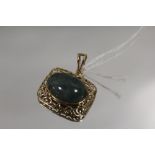 A HALLMARKED 9 CARAT GOLD JADE PENDANT, W 2.5 cm