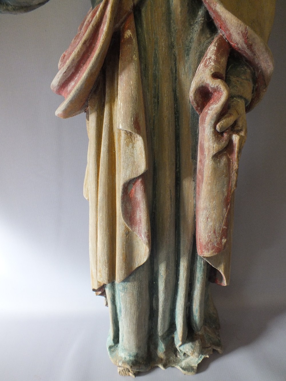 A LARGE EARLY CARVED WOOD RELIGIOUS STATUE DEPICTING A SAINT, with coloured decoration, H 85 cm - Image 3 of 4