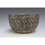 AN ORIENTAL STYLE WHITE METAL BOWL, character marks to base, approx weight 180g, Dia 15.5 cm