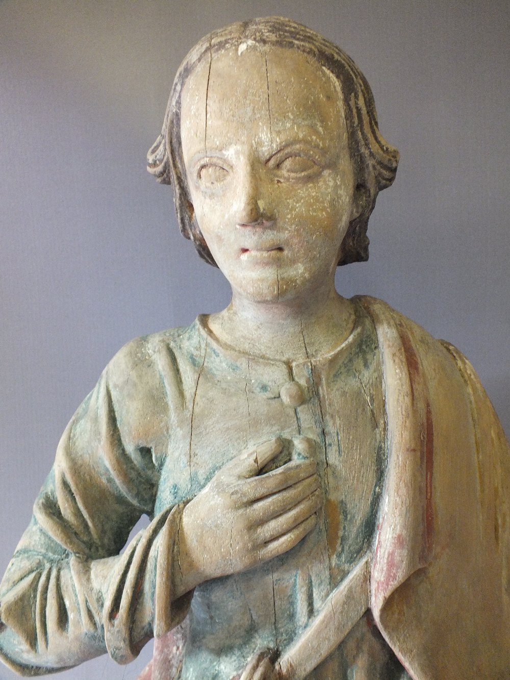 A LARGE EARLY CARVED WOOD RELIGIOUS STATUE DEPICTING A SAINT, with coloured decoration, H 85 cm - Image 2 of 4