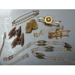 A SMALL SELECTION OF YELLOW METAL JEWELLERY ITEMS A/F, to include unmarked items, a 9ct gold bar
