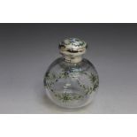 A HALLMARKED SILVER AND ENAMEL SCENT BOTTLE - BIRMINGHAM 1917, H 11 cm