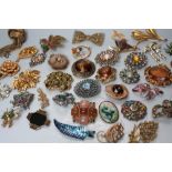 A COLLECTION OF VINTAGE AND MODERN COSTUME BROOCHES, to include filigree, enamel and rhinestone