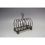 A LARGE HALLMARKED SILVER SIX SLICE TOAST RACK - LONDON 1884, raised on four bun feet, W 16 cm