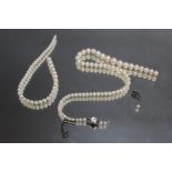 A VINTAGE CULTURED GRADUATED PEARL DIAMOND SET NECKLACE, the diamond being an estimated 0.50