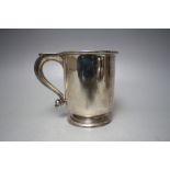 A SMALL HALLMARKED SILVER TANKARD - BIRMINGHAM 1929, of simple form, vacant of engraving, h 9 cm