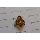 A HALLMARKED 9 CARAT GOLD MARQUISE CUT AMBER RING, ring size P