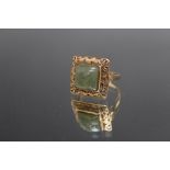 A HALLMARKED 9 CARAT GOLD JADE SET RING, ring size P