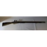 A LATE 20TH EARLY 21ST CENTURY BROWN BESS FLINTLOCK MUSKET WITH RAMROD, barrel L 99 cm, overall L