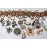 A COLLECTION OF AGATE AND SCOTTISH THEMED COSTUME JEWELLERY, comprising a selection of polished bead