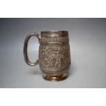 AN UNUSUAL DECORATIVE HALLMARKED SILVER MUG - LONDON 1896, having extensive floral and scrolling