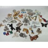 A COLLECTION OF VINTAGE AND MODERN COSTUME BROOCHES, to include animal and figural examples together