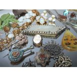 A COLLECTION OF VINTAGE COSTUME JEWELLERY, to include a carved Oriental pendant, Ruskin style oval