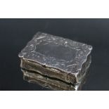 A HALLMARKED SILVER SNUFF BOX - BIRMINGHAM 1859, the cartouche on the underside is engraved with a