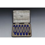 A CASED SET OF HALLMARKED SILVER AND ENAMEL COFFEE SPOONS - BIRMINGHAM 1931, W 19.5 cm