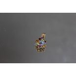 A HALLMARKED 9 CARAT GOLD MULTI STONE GEM SET PENDANT, H 2 cm