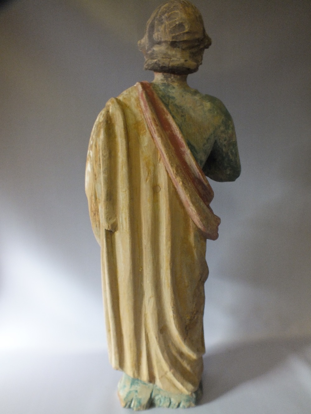 A LARGE EARLY CARVED WOOD RELIGIOUS STATUE DEPICTING A SAINT, with coloured decoration, H 85 cm - Image 4 of 4
