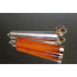 A HALLMARKED 9 CARAT GOLD BANDED AMBER STYLE CHEROOT HOLDER IN HALLMARKED SILVER CASE, W 8.5 cm