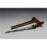 AN INDONESIAN KRIS TYPE DAGGER, L 40.5 cm