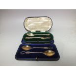 A CASED HALLMARKED SILVER 2PC CUTLERY SET - LONDON 1913, comprising rat tail spoon and three prong