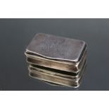 A GEORGIAN HALLMARKED SILVER SNUFF BOX - BIRMINGHAM 1813, makers mark IS, W 5.75 cm