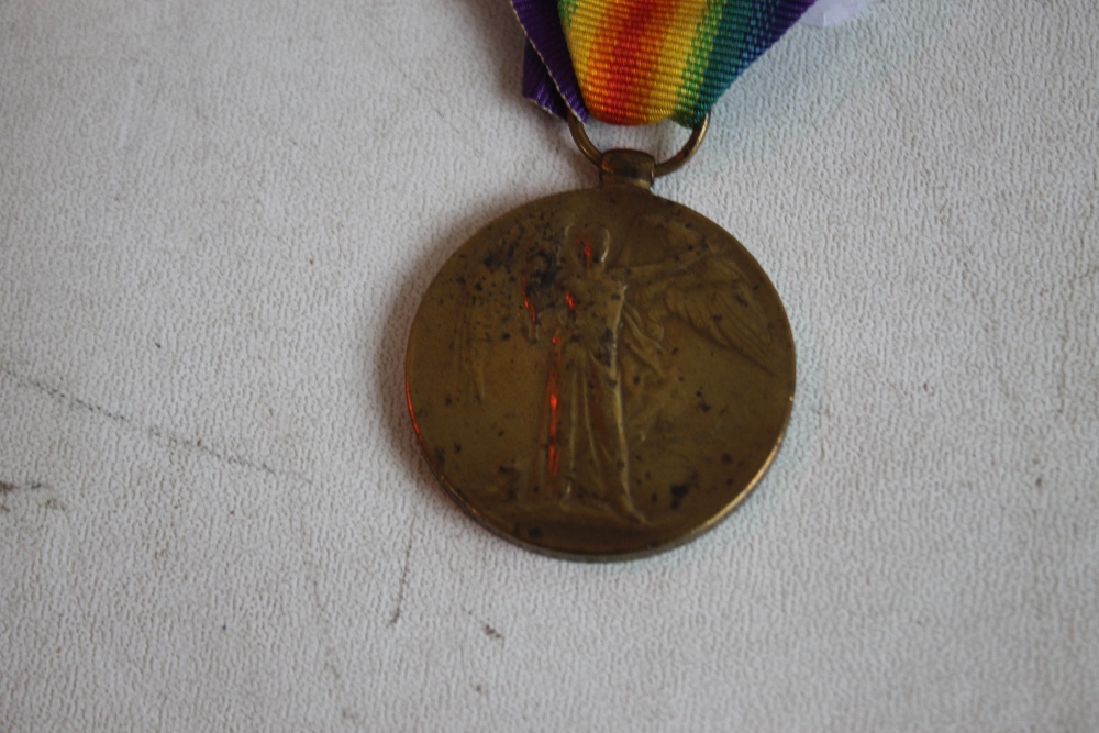 A WWI 1914-1915 STAR MEDAL TRIO, named to 1537 SJT C. W. Bragger Worc. Yeo.., along with a victory - Image 6 of 6