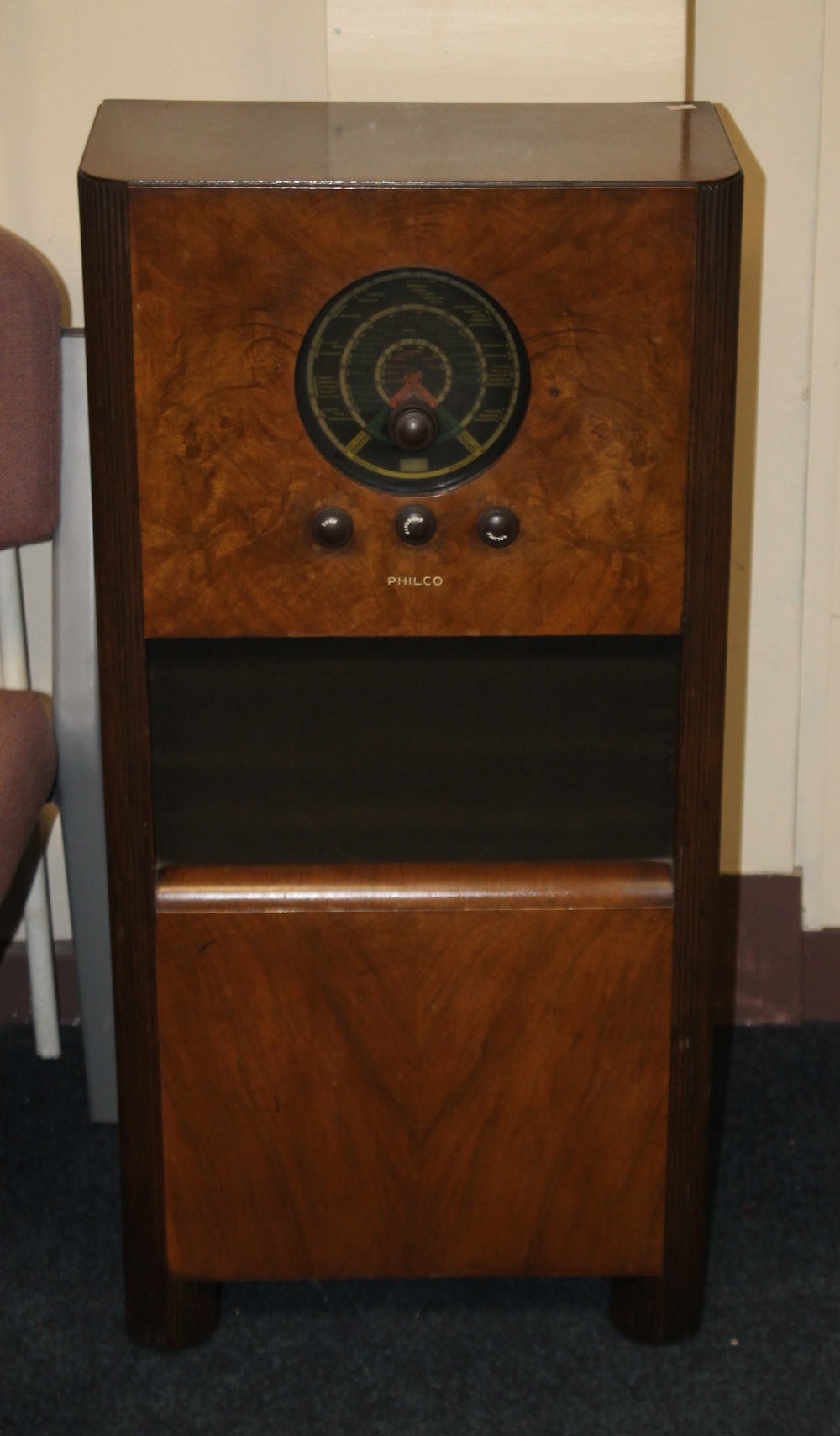 A 1930S PHILCO WALNUT CASED FLOOR STANDING RADIO