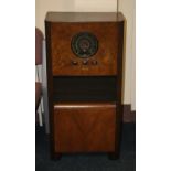 A 1930S PHILCO WALNUT CASED FLOOR STANDING RADIO