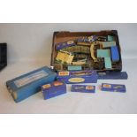 A QUANTITY OF BOXED AND LOOSE HORNBY DUBLO RAILWAY ITEMS to include 32096 composite restaurant