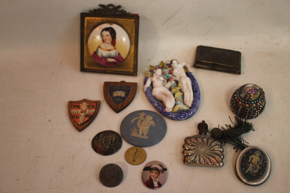 A SMALL COLLECTION OF BIJOUTERIE, to include continental white metal boxes, brooches, plaques