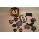 A SMALL COLLECTION OF BIJOUTERIE, to include continental white metal boxes, brooches, plaques