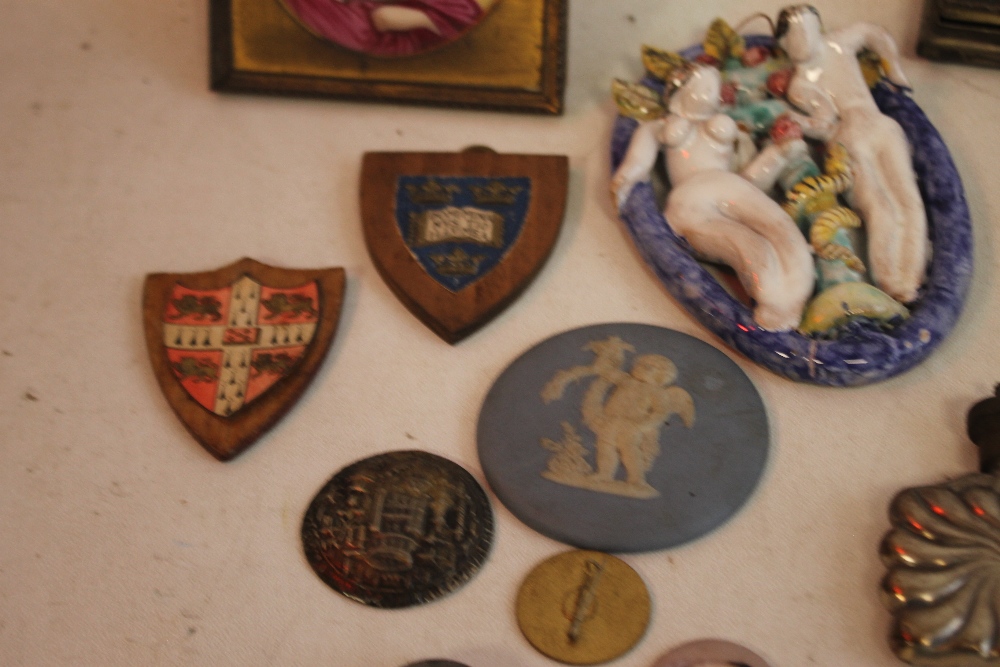 A SMALL COLLECTION OF BIJOUTERIE, to include continental white metal boxes, brooches, plaques - Image 5 of 7