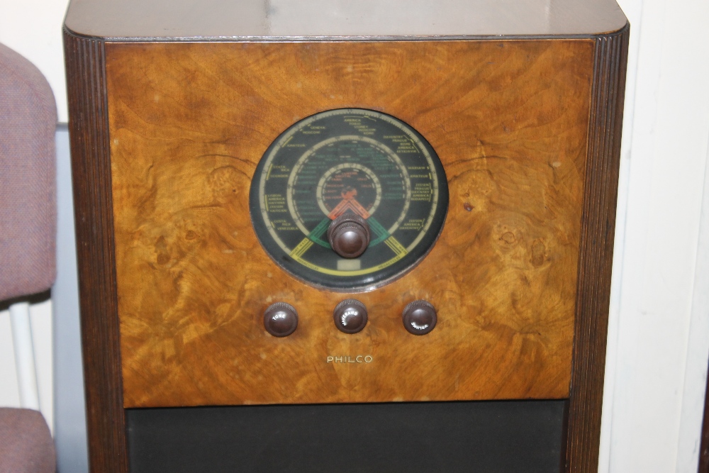 A 1930S PHILCO WALNUT CASED FLOOR STANDING RADIO - Image 2 of 4
