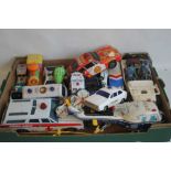A QUANTITY OF VARIOUS JAPANESE AND OTHER TINPLATE CLOCKWORK AND BATTERY OPERATED TOYS/VEHICLES