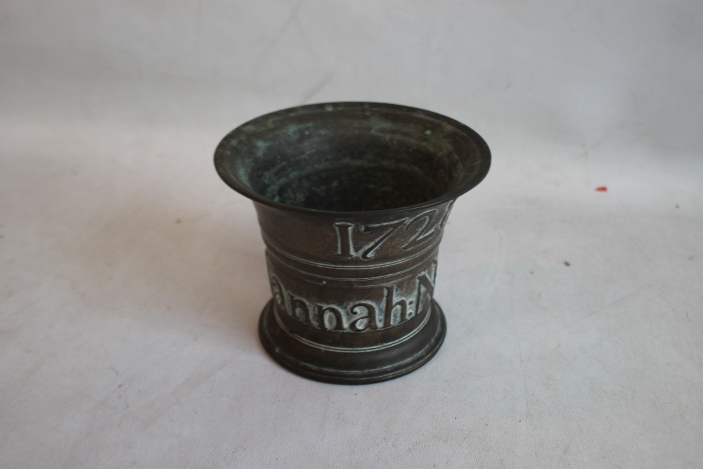 A DATED AND INSCRIBED BRONZE MORTAR, "Nathaniel & Hannah Payne 1728", H 12 cm - Image 4 of 20