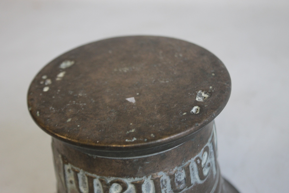 A DATED AND INSCRIBED BRONZE MORTAR, "Nathaniel & Hannah Payne 1728", H 12 cm - Image 20 of 20