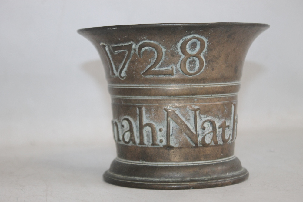 A DATED AND INSCRIBED BRONZE MORTAR, "Nathaniel & Hannah Payne 1728", H 12 cm - Image 8 of 20